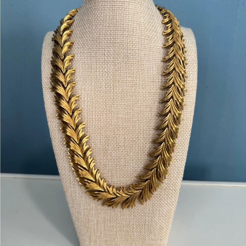 Monet Gold Tone Leaf Collar Statement Necklace – Vintage Laurel Design - Picture 2 of 8